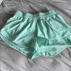 Lululemon hotty hot short 2.5 inch size 6